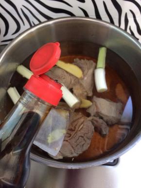 放入适量的老抽上色。