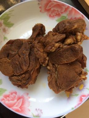 牛肉做好后，捞出。切片即可。