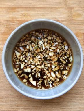 准备一个碗，放入蒜碎，放入生抽，香油，醋，拌一个料汁，蘸着吃即可。