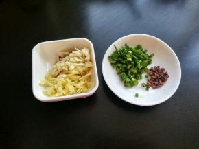 准备好生姜，大蒜，干辣椒，香葱并切碎，准备好花椒。