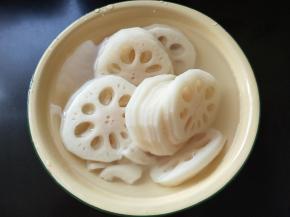 切好的藕在清水中浸泡以免变色。