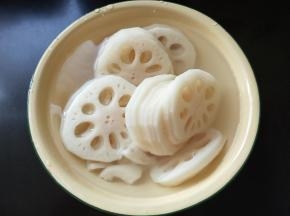 切好的藕在清水中浸泡以免变色。