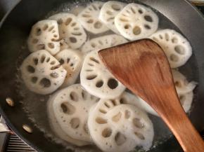 锅中放水，水烧开后将藕倒入焯水，水开后捞出。