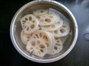 捞出后的藕用凉水浸泡10分钟，这是藕脆的关键。