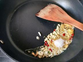 锅内放油，烧热，将生姜，辣椒，大蒜，白芝麻，白糖放入，关火。