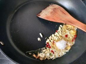 锅内放油，烧热，将生姜，辣椒，大蒜，白芝麻，白糖放入，关火。
