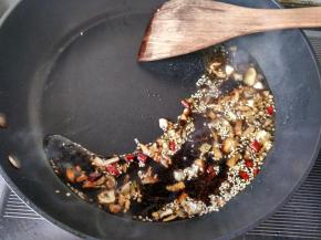 将陈醋，味极鲜，盐，放入。