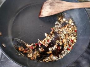 将陈醋，味极鲜，盐，放入。