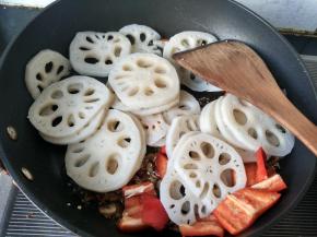 将红椒，藕放入，再放一点小麻油。