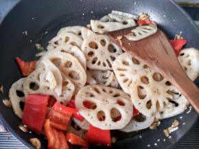 在锅中， 将藕拌匀，每一片藕都蘸上佐料。