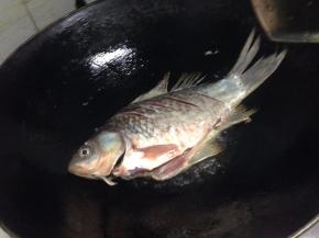 锅里倒入适量的油，把鱼加入煎