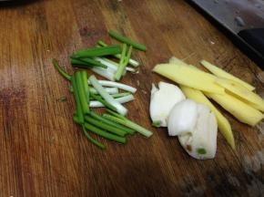 首先鲫鱼洗处理好洗净，用盐腌制一会。然后葱姜蒜都切好做准备（处理鱼的时候不记得拍了）