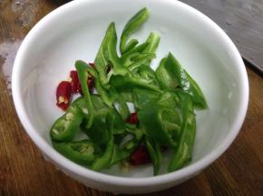 青红椒洗净切小段~