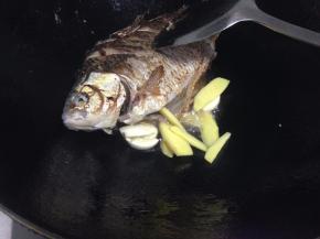 煎至两面金黄~然后加入蒜姜