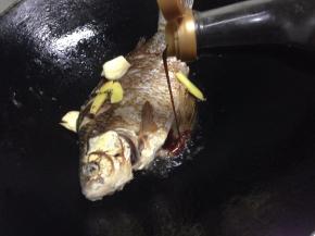 蒜与姜出香味后加入适量的生抽~