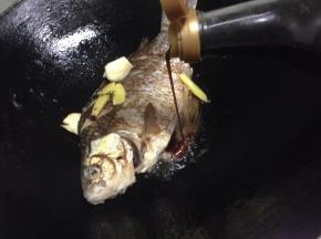 蒜与姜出香味后加入适量的生抽~