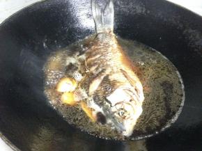 再加入适量的清水盖个盖子烧