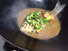 烧至5分钟左右这样加入青红辣~