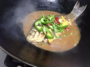 烧至5分钟左右这样加入青红辣~