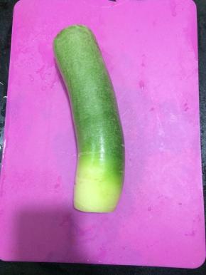 将萝卜洗净，去掉尾部和顶部。