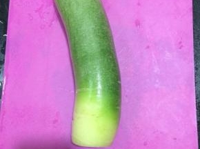 将萝卜洗净，去掉尾部和顶部。