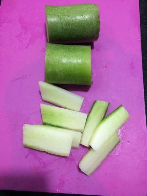 先切段，再切小条。