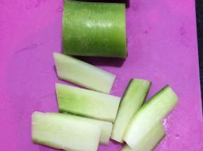 先切段，再切小条。