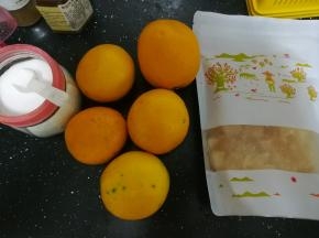 准备好柠檬和冰糖