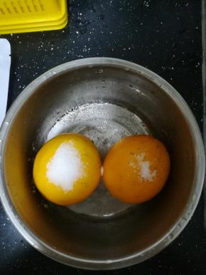 柠檬清洗后，用盐搓洗。