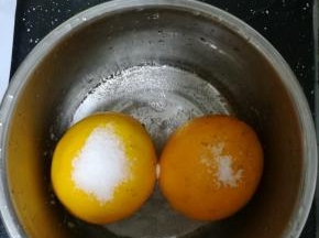 柠檬清洗后，用盐搓洗。