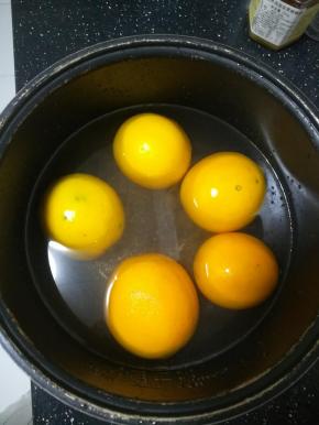 用盐搓洗之后，柠檬用盐水浸泡半个小时。