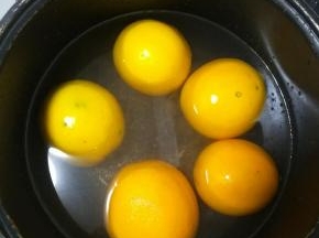 用盐搓洗之后，柠檬用盐水浸泡半个小时。