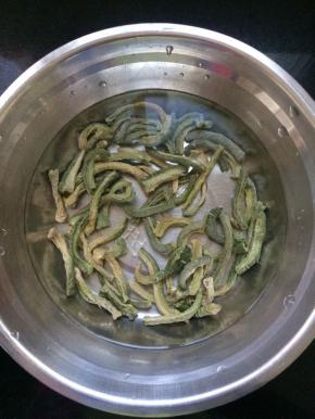 将晒干的萝卜条，用水清洗一下，去掉表面的浮灰。