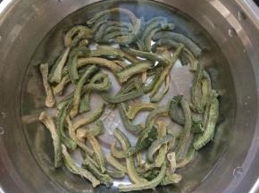 将晒干的萝卜条，用水清洗一下，去掉表面的浮灰。