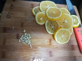 切成片。去籽。