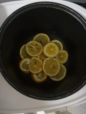 电饭煲无水无油。铺一层柠檬