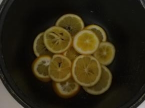 电饭煲无水无油。铺一层柠檬