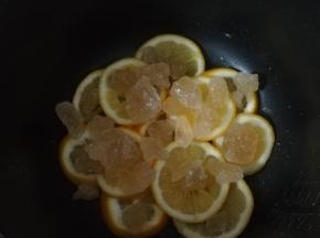 铺一成黄冰糖。