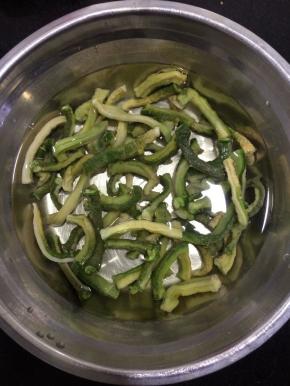 在用温水浸泡至膨胀变大。