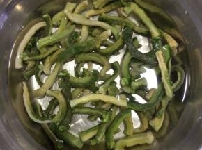 在用温水浸泡至膨胀变大。