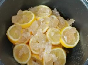 继续一层柠檬，一层黄冰糖。