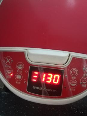 电饭煲选择煲汤键。我家电饭煲煲汤只有一个半小时，后面我又给加了半个小时。