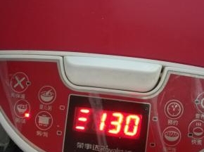 电饭煲选择煲汤键。我家电饭煲煲汤只有一个半小时，后面我又给加了半个小时。