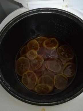 这是两个小时后的柠檬膏，柠檬还是黄的，汤也有点稀。电饭煲不要关，保温键八个小时。我是晚上做，保温了一夜。