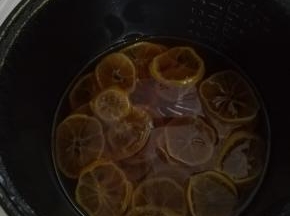 这是两个小时后的柠檬膏，柠檬还是黄的，汤也有点稀。电饭煲不要关，保温键八个小时。我是晚上做，保温了一夜。