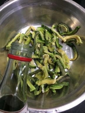 挤干水份，放入少许白酒。