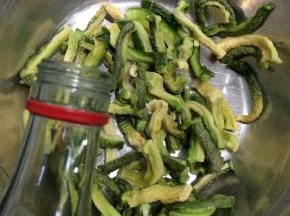 挤干水份，放入少许白酒。