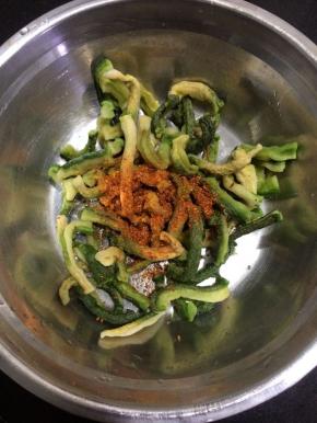 放入适量的辣椒粉