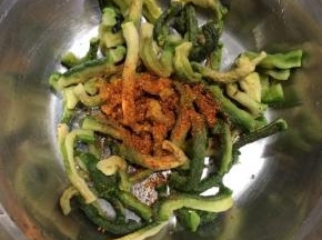 放入适量的辣椒粉