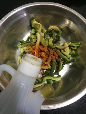 放入适量的醋。